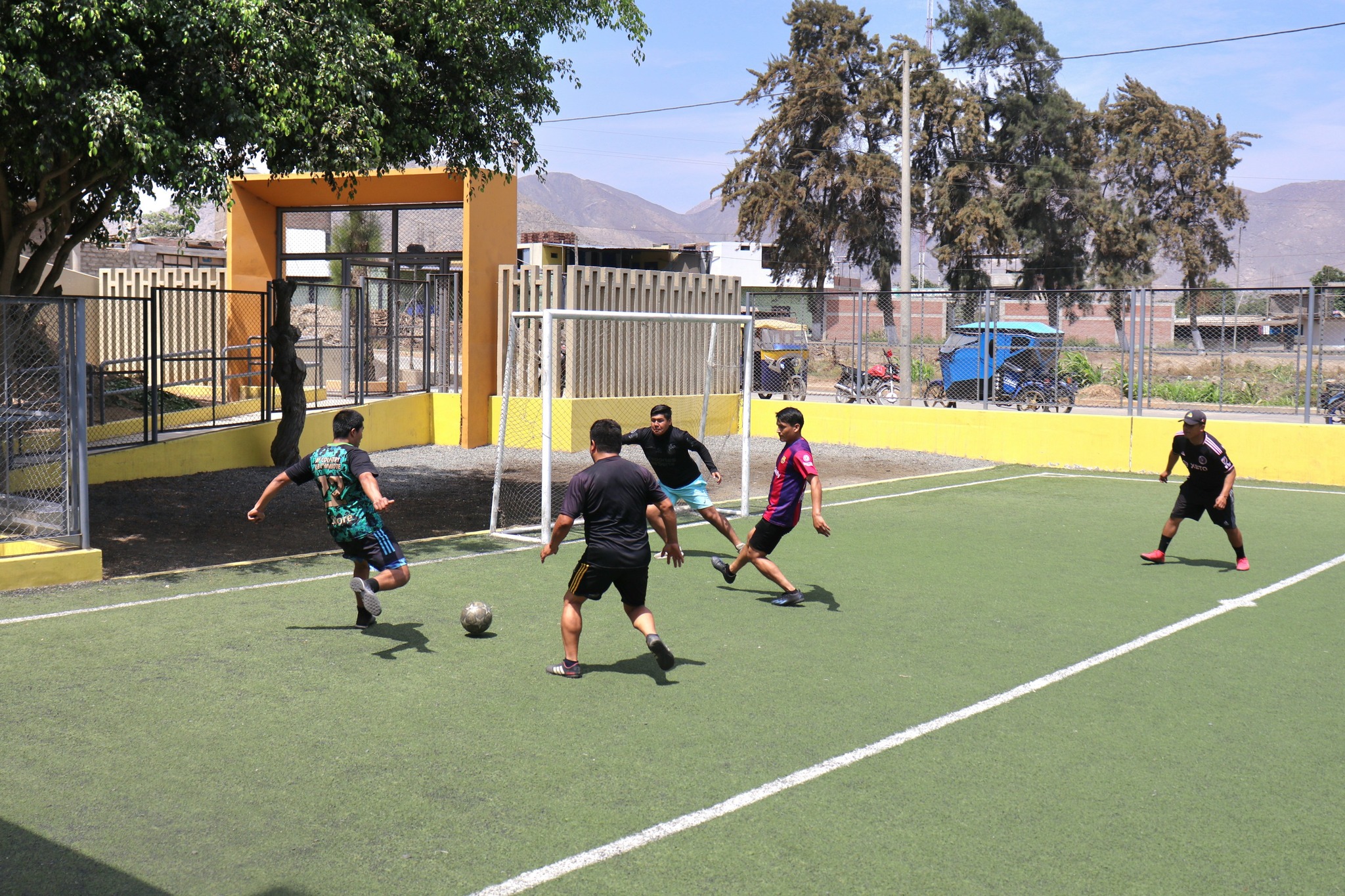 miembros del serenazgo jugando futbol
