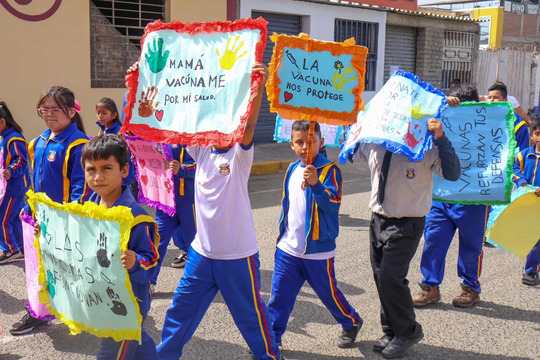 estudiantes en el pasacalle