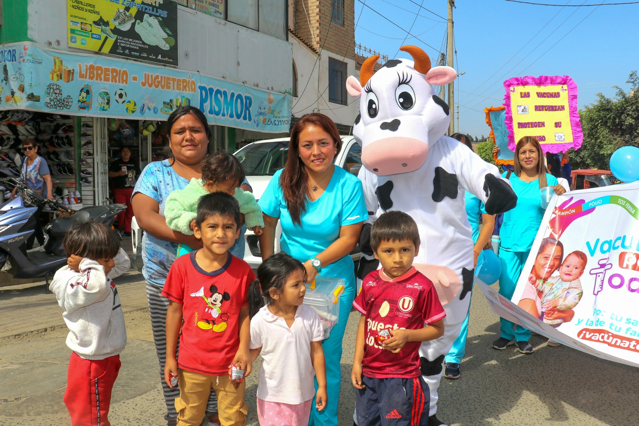 niños con pancartas llamativas