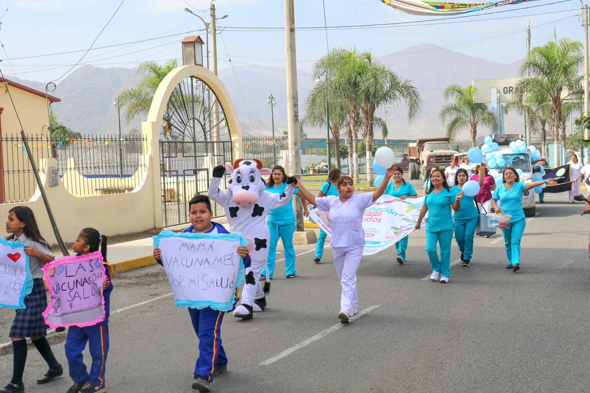 miembros de salud en el pasacalle con banderola