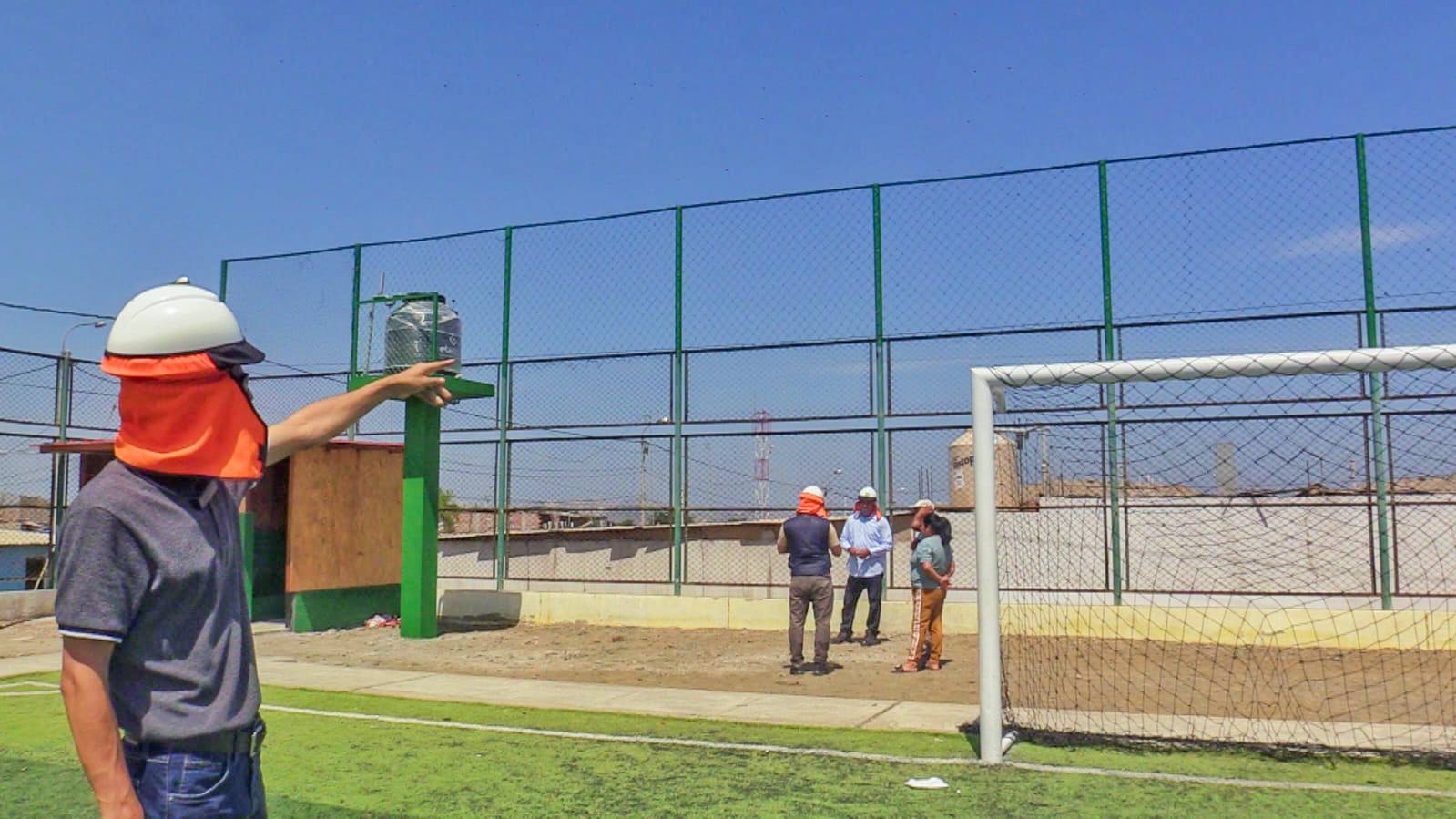Ingeniero constatando la obra