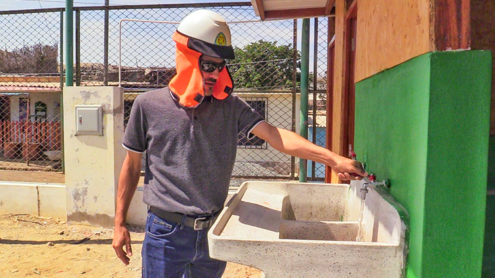 ingeniero revisando la llave