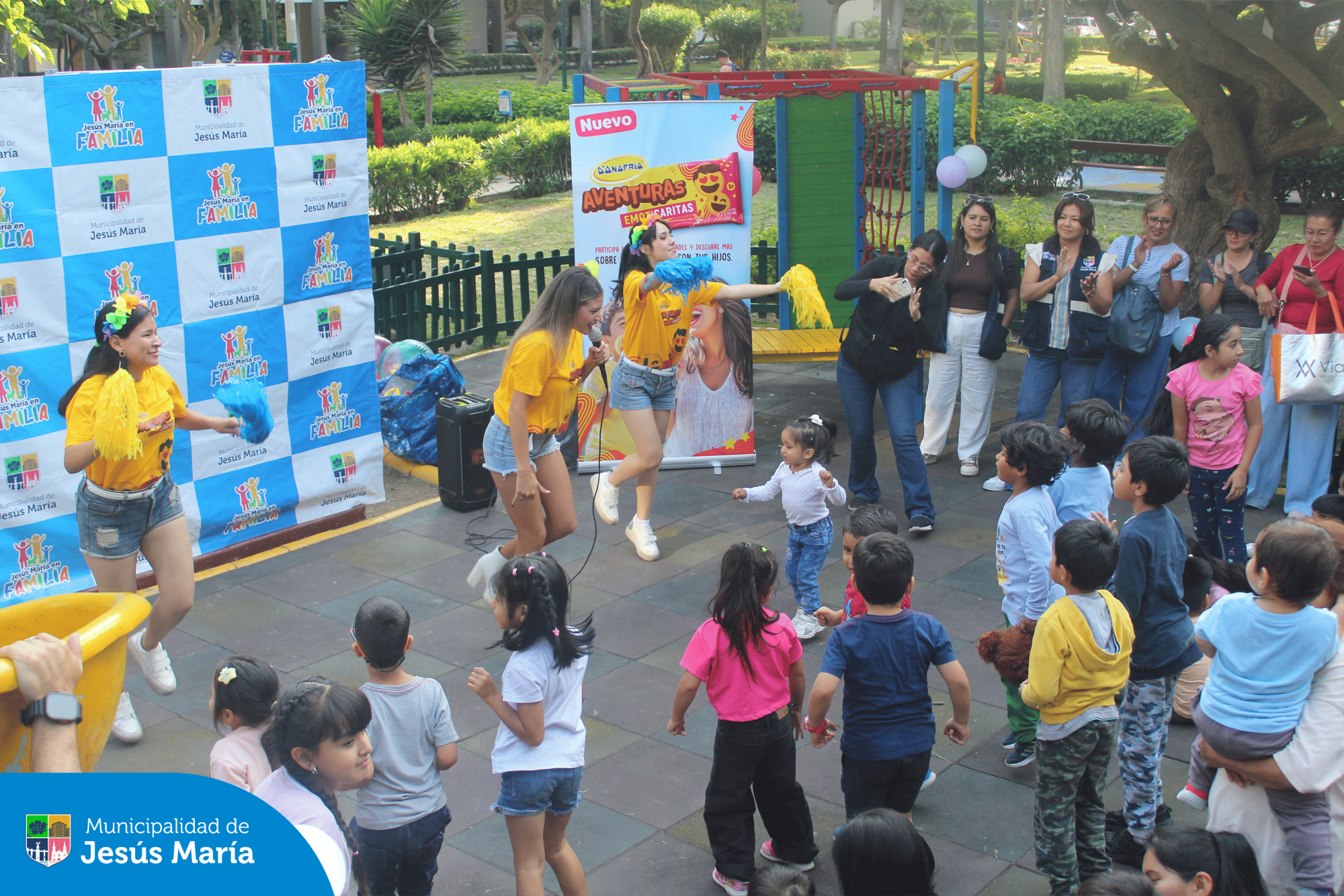Risas, música y mucha diversión se vivieron en el Conjunto Residencial San Felipe, donde los pequeños jesusmarianos disfrutaron de un increíble show musical lleno de energía y sorpresas.
Cada sonrisa nos recuerda que la alegría de nuestros niños es lo más importante. ¡Gracias a todos por ser parte de esta mágica tarde!
Con la colaboración de Helados D’Onofrio
