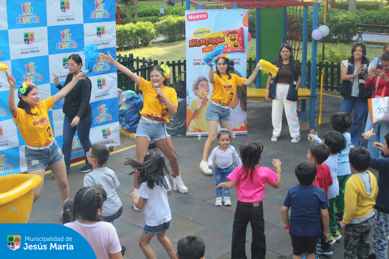Risas, música y mucha diversión se vivieron en el Conjunto Residencial San Felipe, donde los pequeños jesusmarianos disfrutaron de un increíble show musical lleno de energía y sorpresas.
Cada sonrisa nos recuerda que la alegría de nuestros niños es lo más importante. ¡Gracias a todos por ser parte de esta mágica tarde!
Con la colaboración de Helados D’Onofrio
