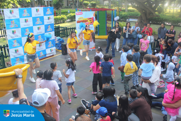 Risas, música y mucha diversión se vivieron en el Conjunto Residencial San Felipe, donde los pequeños jesusmarianos disfrutaron de un increíble show musical lleno de energía y sorpresas.
Cada sonrisa nos recuerda que la alegría de nuestros niños es lo más importante. ¡Gracias a todos por ser parte de esta mágica tarde!
Con la colaboración de Helados D’Onofrio