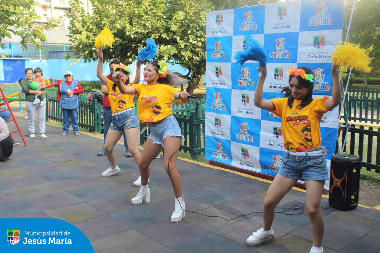 Risas, música y mucha diversión se vivieron en el Conjunto Residencial San Felipe, donde los pequeños jesusmarianos disfrutaron de un increíble show musical lleno de energía y sorpresas.
Cada sonrisa nos recuerda que la alegría de nuestros niños es lo más importante. ¡Gracias a todos por ser parte de esta mágica tarde!
Con la colaboración de Helados D’Onofrio