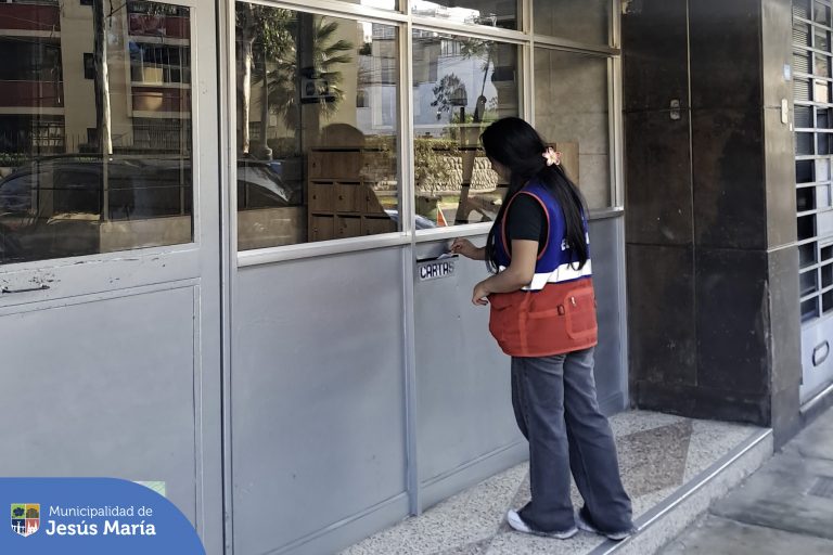 Visitamos el edificio Altamira para informar sobre la correcta segregación de residuos y registrar nuevos participantes en nuestro Programa Yo Reciclo. 🗑️✨
Cada pequeño gesto suma. Con tu compromiso, construimos un distrito más limpio, consciente y sostenible. 🌿🌍
Súmate tú también. Comunícate al ECOFONO 940 405 193 y visitaremos tu edificio