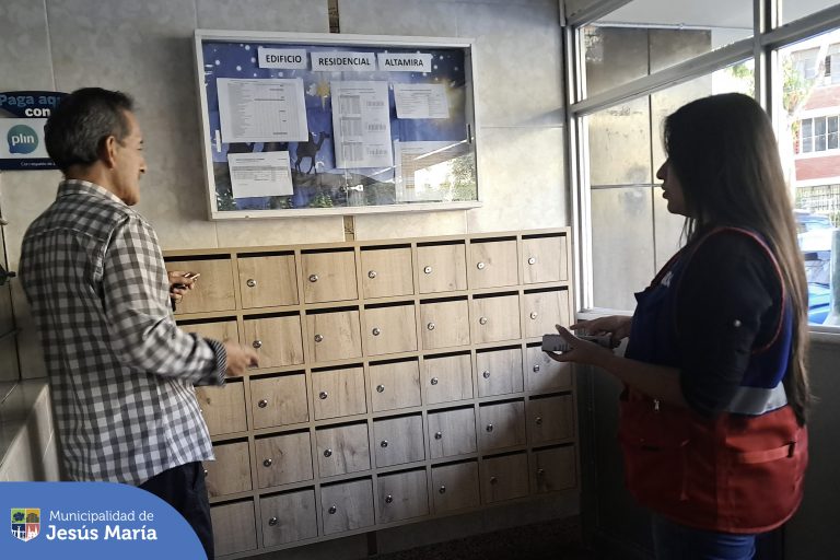 Visitamos el edificio Altamira para informar sobre la correcta segregación de residuos y registrar nuevos participantes en nuestro Programa Yo Reciclo. 🗑️✨
Cada pequeño gesto suma. Con tu compromiso, construimos un distrito más limpio, consciente y sostenible. 🌿🌍
Súmate tú también. Comunícate al ECOFONO 940 405 193 y visitaremos tu edificio
