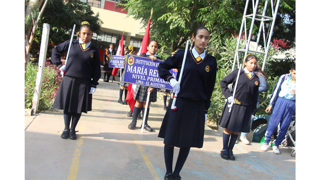 El evento contó con la presencia del director, docentes, efectivos policiales, brigadas escolares, así como padres de familia, quienes acompañaron con este significativo acto.
Durante la actividad, se hicieron presentes los regidores Jorge Hilares y Martha de la Cruz, quienes compartieron palabras de aliento y motivación a los estudiantes. Ambos destacaron la importancia de valores como el liderazgo, la responsabilidad, la disciplina y el compromiso con la comunidad educativa.
