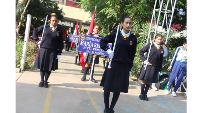 El evento contó con la presencia del director, docentes, efectivos policiales, brigadas escolares, así como padres de familia, quienes acompañaron con este significativo acto.
Durante la actividad, se hicieron presentes los regidores Jorge Hilares y Martha de la Cruz, quienes compartieron palabras de aliento y motivación a los estudiantes. Ambos destacaron la importancia de valores como el liderazgo, la responsabilidad, la disciplina y el compromiso con la comunidad educativa.