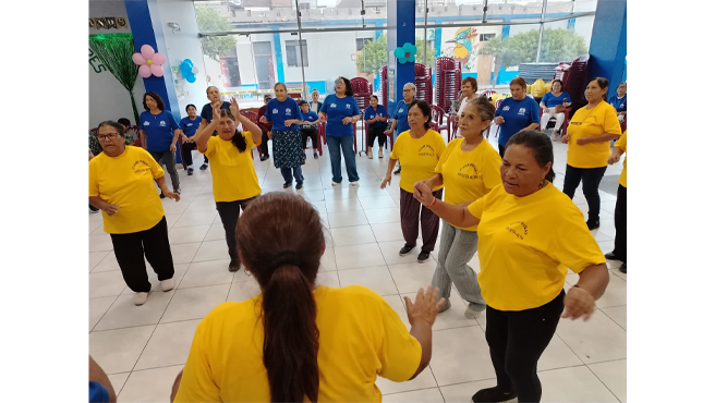 La Municipalidad de El Agustino se hizo presente para saludar y felicitar a la institución por su compromiso y trayectoria, consolidándola como un referente en la promoción de la calidad de vida de los adultos mayores en el distrito.
El evento cargado de bailes, sonrisas, abrazos y afecto, convirtieron la tarde en un momento inolvidable.
La presentación de la orquesta "Al Son del Adulto Mayor”, encendió el escenario con su talento y entusiasmo, conquistando a todos los asistentes con su contagiosa energía.
¡Feliz 8° aniversario CIAM" Ancieta Alta Wiñay!