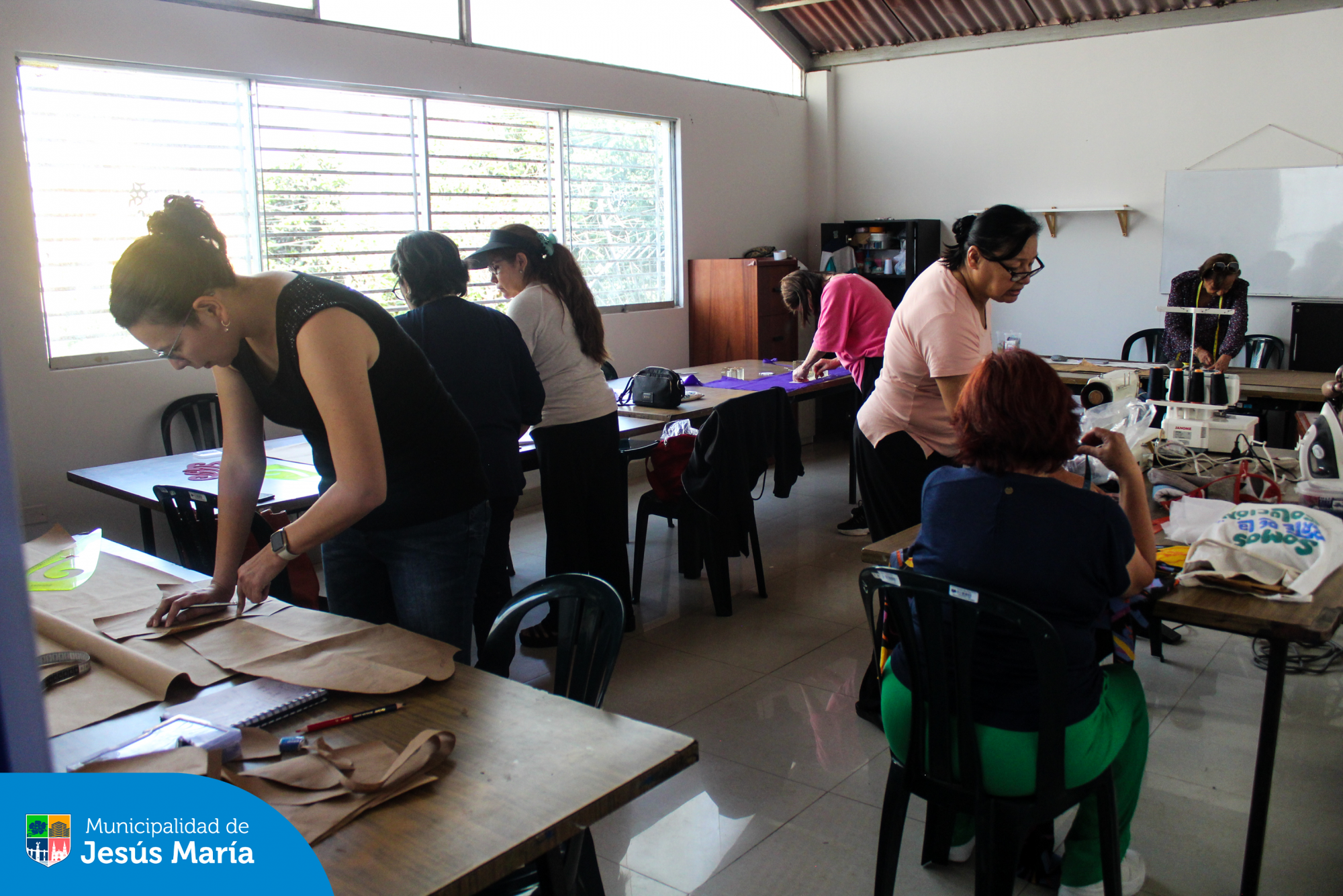 Así se vive el Taller de Corte y Confección en la Casa del Vecino Estados Unidos, donde nuestras vecinas desarrollan su talento y confeccionan hermosas prendas con mucho entusiasmo.
Si quieres ser parte de esta experiencia, ¡anímate! Acércate al Jr. Estados Unidos 291 y pregunta por nuestros talleres.