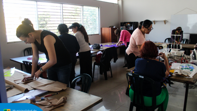 Así se vive el Taller de Corte y Confección en la Casa del Vecino Estados Unidos, donde nuestras vecinas desarrollan su talento y confeccionan hermosas prendas con mucho entusiasmo. 
Si quieres ser parte de esta experiencia, ¡anímate! Acércate al Jr. Estados Unidos 291 y pregunta por nuestros talleres.