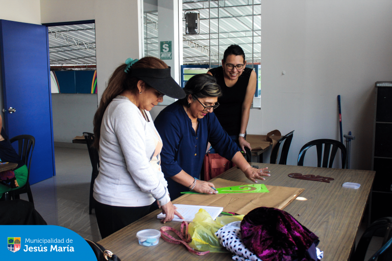 Así se vive el Taller de Corte y Confección en la Casa del Vecino Estados Unidos, donde nuestras vecinas desarrollan su talento y confeccionan hermosas prendas con mucho entusiasmo.
Si quieres ser parte de esta experiencia, ¡anímate! Acércate al Jr. Estados Unidos 291 y pregunta por nuestros talleres.