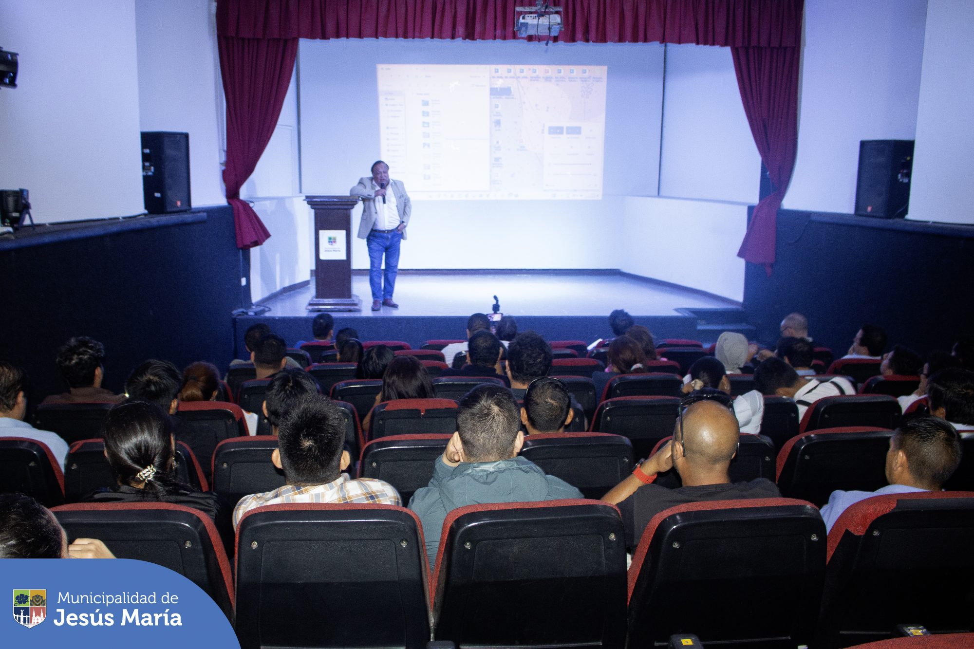 La Municipalidad de Jesús María, a través de la Subgerencia de Salud y Bienestar Social, realizó la II Capacitación del Plan de Certificación Sanitaria a Restaurantes Saludables. Esta iniciativa busca fortalecer las prácticas de higiene en la preparación de alimentos, enfocándose en la capacitación especializada de administradores y jefes de cocina.
Con estas acciones, garantizamos que los establecimientos cumplan con altos estándares sanitarios, protegiendo así la salud de todos los comensales.