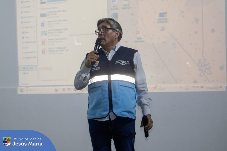 La Municipalidad de Jesús María, a través de la Subgerencia de Salud y Bienestar Social, realizó la II Capacitación del Plan de Certificación Sanitaria a Restaurantes Saludables. Esta iniciativa busca fortalecer las prácticas de higiene en la preparación de alimentos, enfocándose en la capacitación especializada de administradores y jefes de cocina.
Con estas acciones, garantizamos que los establecimientos cumplan con altos estándares sanitarios, protegiendo así la salud de todos los comensales.