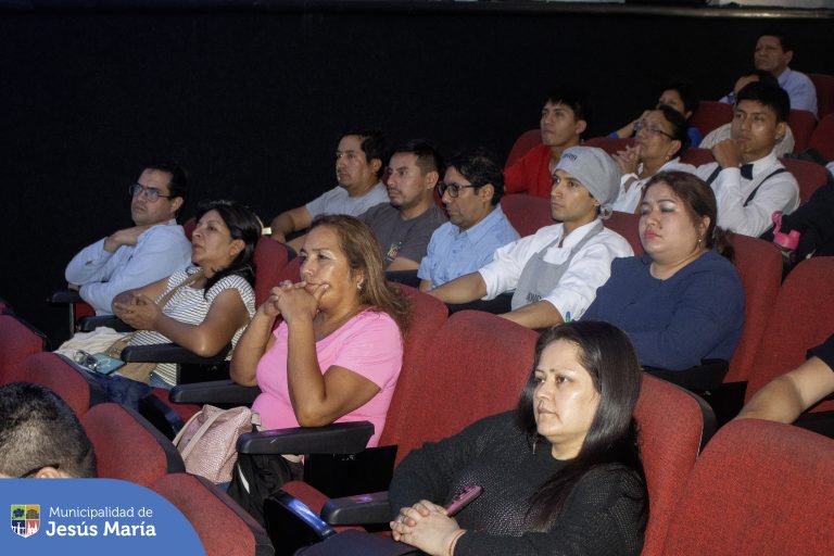 La Municipalidad de Jesús María, a través de la Subgerencia de Salud y Bienestar Social, realizó la II Capacitación del Plan de Certificación Sanitaria a Restaurantes Saludables. Esta iniciativa busca fortalecer las prácticas de higiene en la preparación de alimentos, enfocándose en la capacitación especializada de administradores y jefes de cocina.
Con estas acciones, garantizamos que los establecimientos cumplan con altos estándares sanitarios, protegiendo así la salud de todos los comensales.