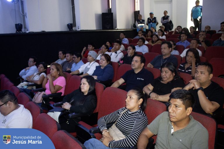 La Municipalidad de Jesús María, a través de la Subgerencia de Salud y Bienestar Social, realizó la II Capacitación del Plan de Certificación Sanitaria a Restaurantes Saludables. Esta iniciativa busca fortalecer las prácticas de higiene en la preparación de alimentos, enfocándose en la capacitación especializada de administradores y jefes de cocina.
Con estas acciones, garantizamos que los establecimientos cumplan con altos estándares sanitarios, protegiendo así la salud de todos los comensales.