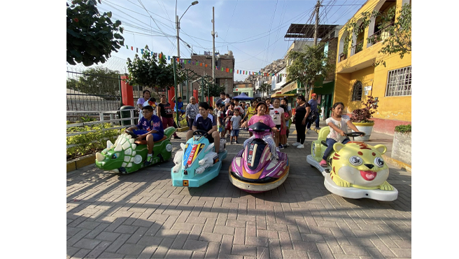 Durante la jornada se ofrecieron:
caritas pintadas, juegos inflables y carritos chocones, garantizando diversión segura a niños y niñas, manicure y corte de cabello para los más adultos.
La respuesta de los vecinos sigue siendo impresionante. Ver a las familias reunidas, jugando y aprovechando los servicios gratuitos nos motiva a seguir llevando ‘Muni en tu Barrio’ a cada rincón de nuestro distrito.