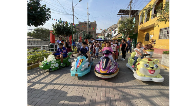Durante la jornada se ofrecieron:
caritas pintadas, juegos inflables y carritos chocones, garantizando diversión segura a niños y niñas, manicure y corte de cabello para los más adultos.
La respuesta de los vecinos sigue siendo impresionante. Ver a las familias reunidas, jugando y aprovechando los servicios gratuitos nos motiva a seguir llevando ‘Muni en tu Barrio’ a cada rincón de nuestro distrito.