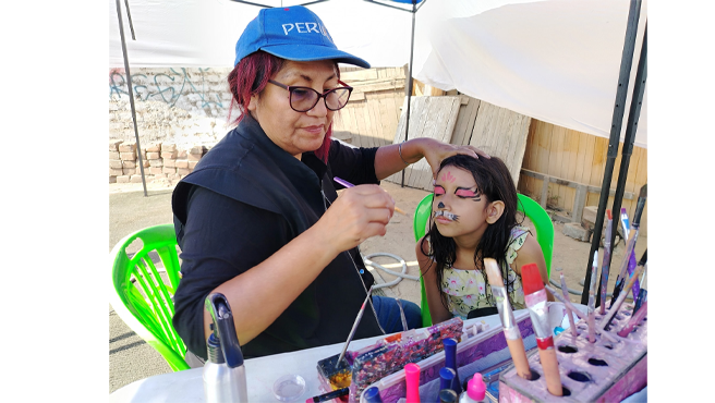 La Municipalidad de El Agustino llevó a cabo una jornada llena de actividades para toda la familia.
Niños, jóvenes y adultos disfrutaron de una mañana inolvidable con caritas pintadas, corte de cabello, trenzas, manicure, juegos inflables, carritos eléctricos y dibujo y pintura, además cada uno de los presentes se les entregó una plantita por su valiosa participacion. Todas las actividades fueron completamente gratuitas, reafirmando el compromiso de la municipalidad con el bienestar y la recreación de sus vecinos.
Continuamos trabajando por un distrito más unido, alegre y participativo.