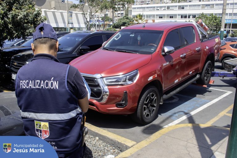 En Jesús María, seguimos trabajando por un distrito más ordenado. Nuestro equipo de Fiscalización está en acción, notificando y sancionando a los vehículos mal estacionados, trasladándolos al depósito por la grúa municipal. 🛻🚓
🛑 Respetar las normas de tránsito es responsabilidad de todos. ¡Evita multas y colabora con una ciudad más segura para todos!