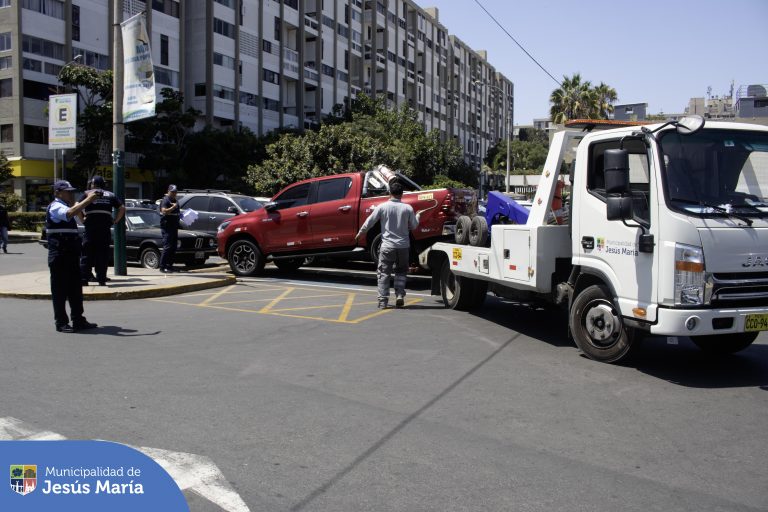 En Jesús María, seguimos trabajando por un distrito más ordenado. Nuestro equipo de Fiscalización está en acción, notificando y sancionando a los vehículos mal estacionados, trasladándolos al depósito por la grúa municipal. 🛻🚓
🛑 Respetar las normas de tránsito es responsabilidad de todos. ¡Evita multas y colabora con una ciudad más segura para todos!