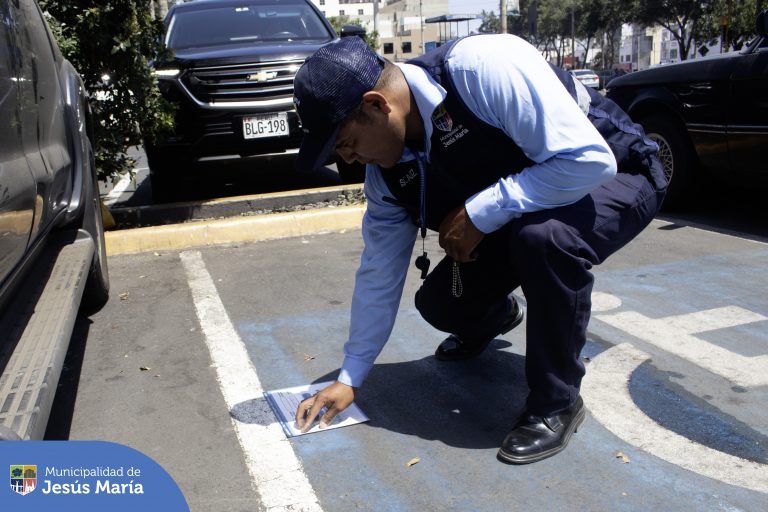 En Jesús María, seguimos trabajando por un distrito más ordenado. Nuestro equipo de Fiscalización está en acción, notificando y sancionando a los vehículos mal estacionados, trasladándolos al depósito por la grúa municipal. 🛻🚓
🛑 Respetar las normas de tránsito es responsabilidad de todos. ¡Evita multas y colabora con una ciudad más segura para todos!