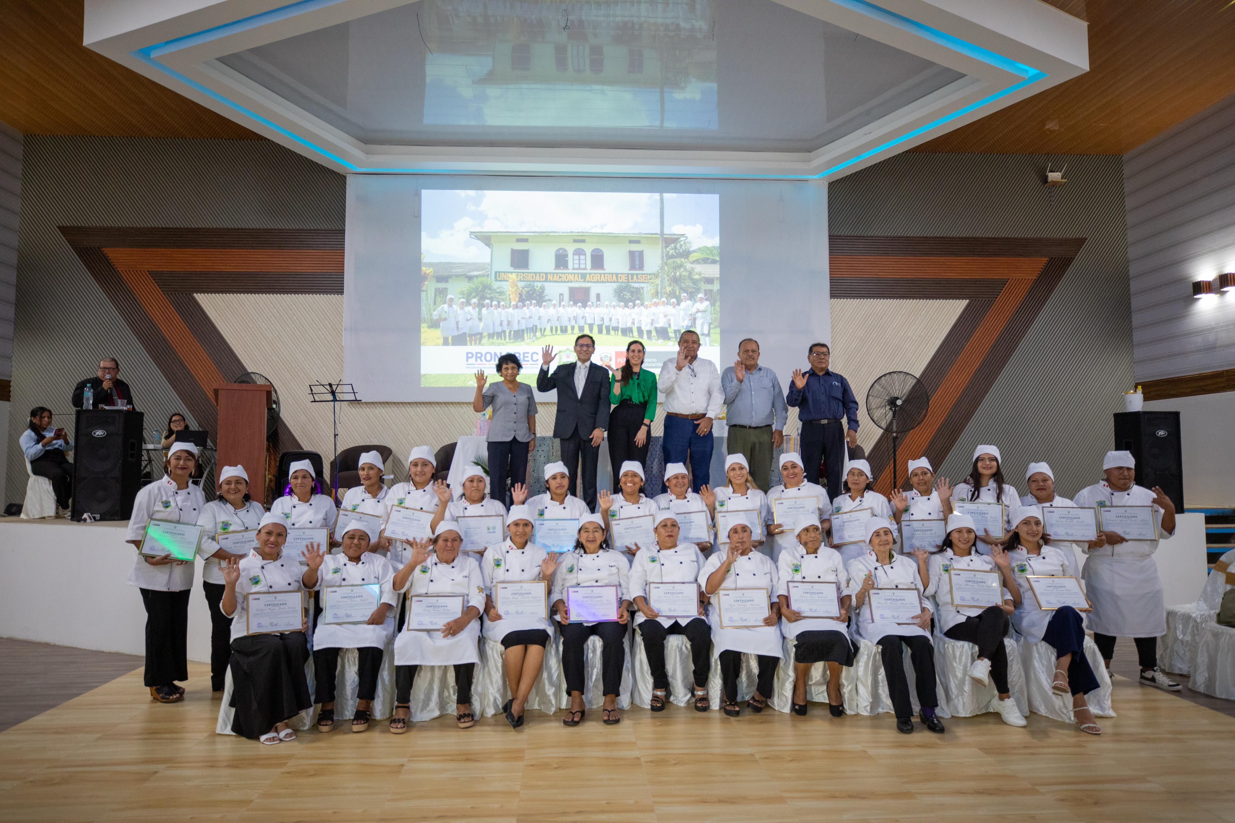 Beneficiarios de la Beca Repared 2024 participaron en una ceremonia de clausura para celebrar el fin de su curso
