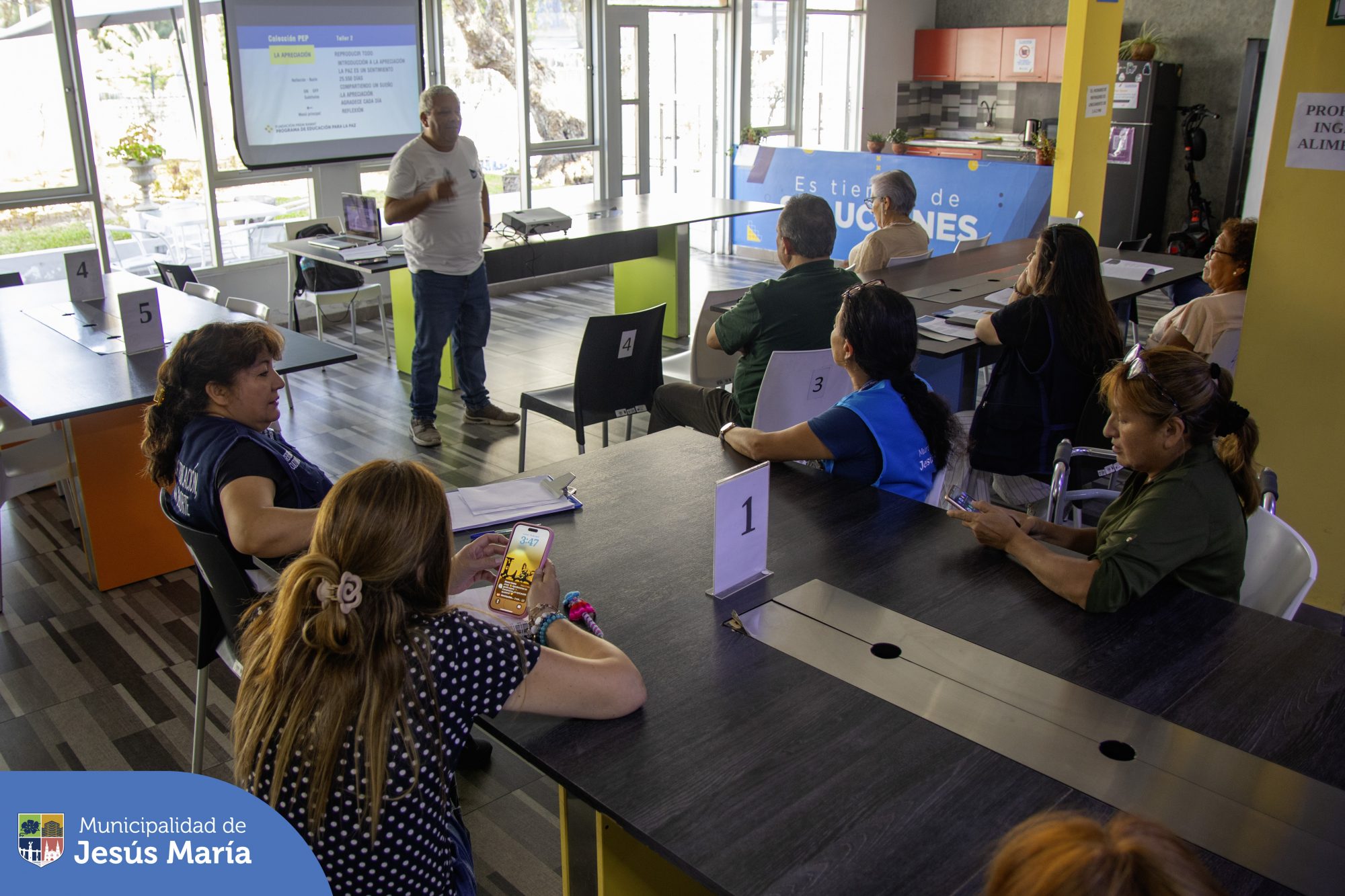 En el Coworking de Jesús María, nuestros emprendedores participaron con entusiasmo en la charla gratuita sobre “Habilidades Blandas”, una herramienta clave para fortalecer sus negocios y crecer como líderes. 🚀👏
Gracias a todos los que se sumaron a esta jornada de aprendizaje. 🙌
Y si tú también quieres seguir creciendo, mantente atento a nuestras redes sociales… ¡pronto vendrán más oportunidades para ti!