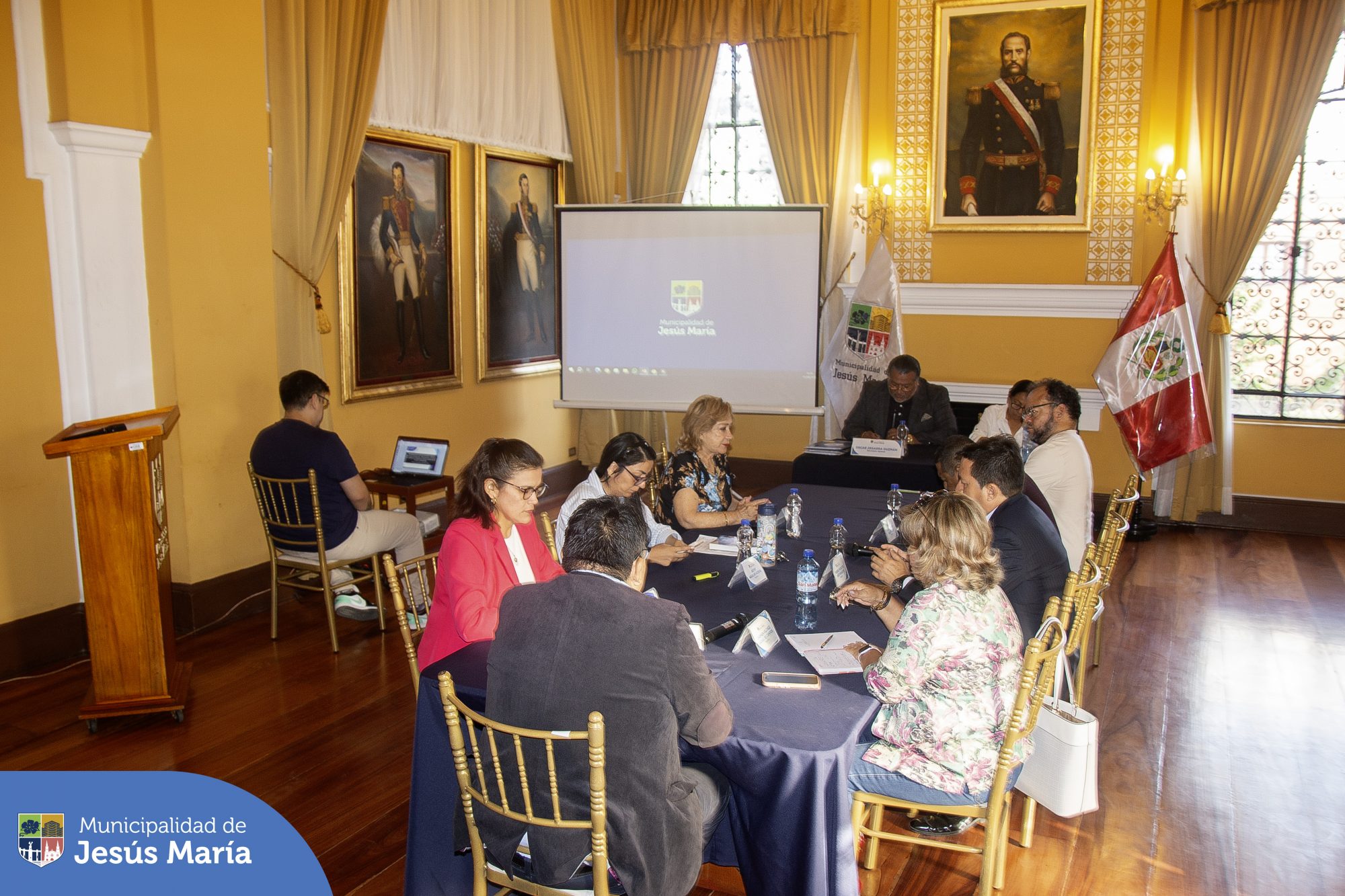 Se realizó la Sesión Extraordinaria del Concejo Municipal, continuando con nuestro compromiso de trabajar juntos por el desarrollo de Jesús María.
Mira la transmisión completa aquí 👉 bit.ly/42kM8XK.