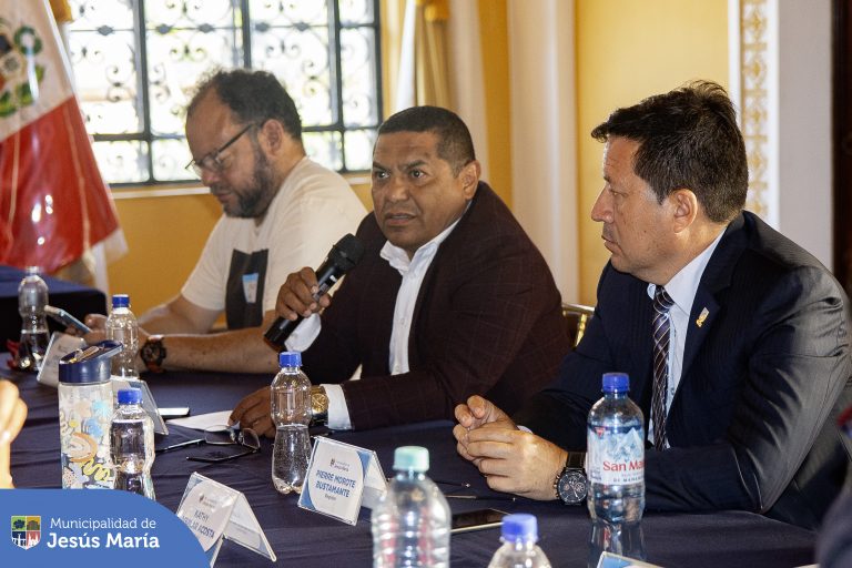 Se realizó la Sesión Extraordinaria del Concejo Municipal, continuando con nuestro compromiso de trabajar juntos por el desarrollo de Jesús María.
Mira la transmisión completa aquí 👉 bit.ly/42kM8XK.