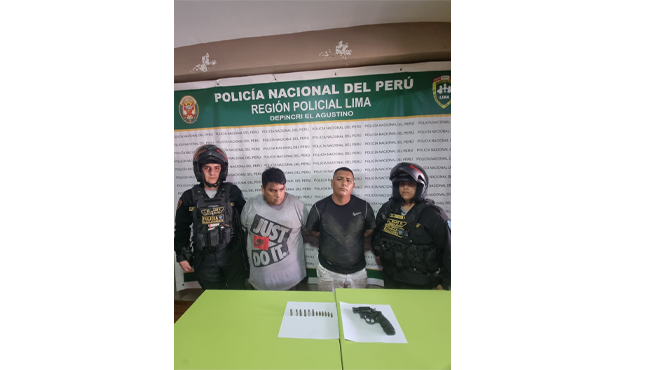 Tras detener el automóvil, se procedió a revisar el maletero, donde se halló un parlante modificado que escondía un arma de fuego con doce municiones de diferentes calibres.
Los intervenidos, identificados como Oswaldo Franzuath Jaramillo Matysek (28) y Renzo José Barriga de los Santos (37), fueron trasladados a la DEPINCRI para las investigaciones correspondientes.
Seguimos trabajando de la mano con la Policía Nacional para fortalecer la seguridad en nuestro distrito.
