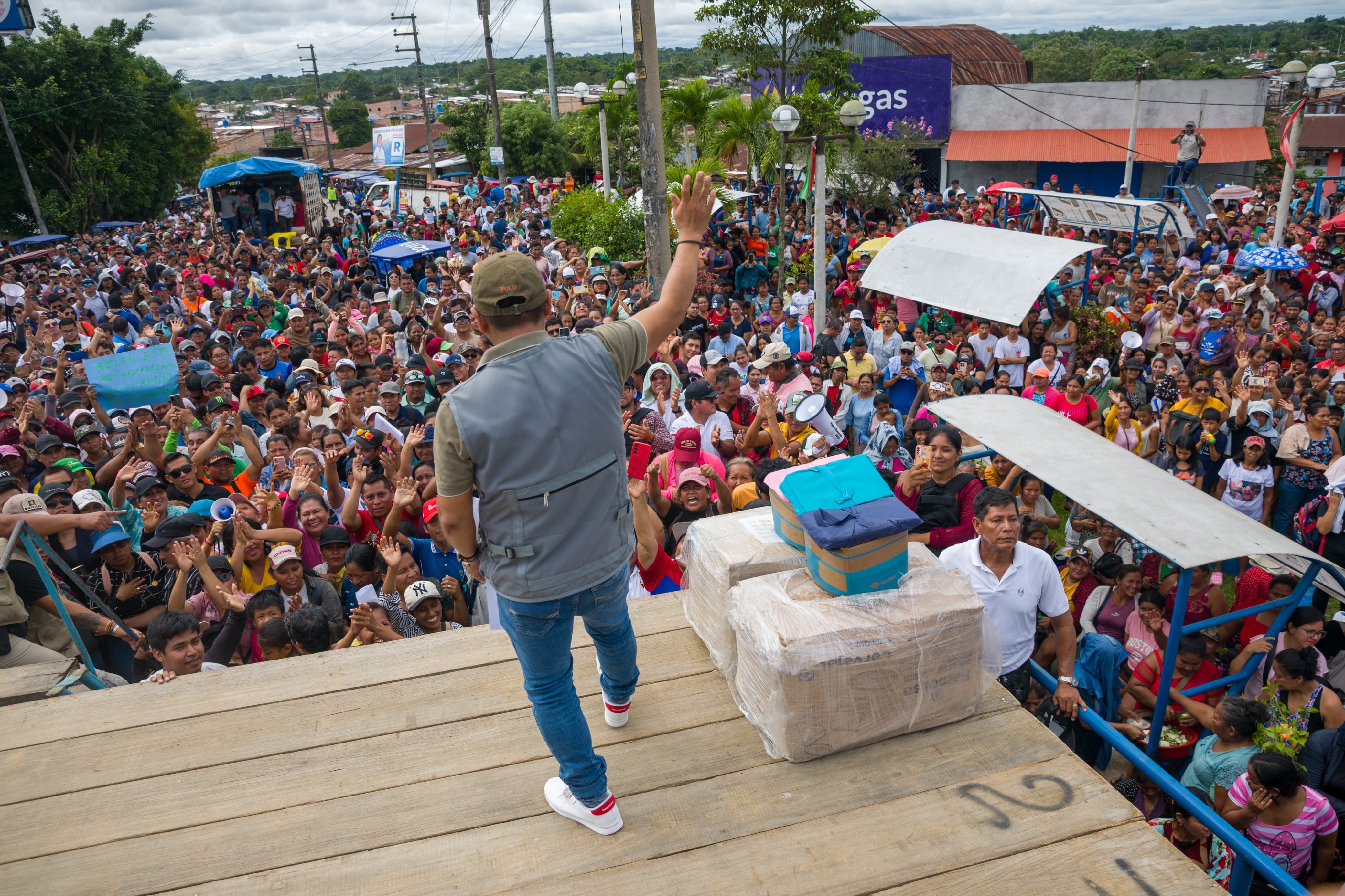 El GOREL entregó maderas y kits escolares a la Municipalidad de Belén