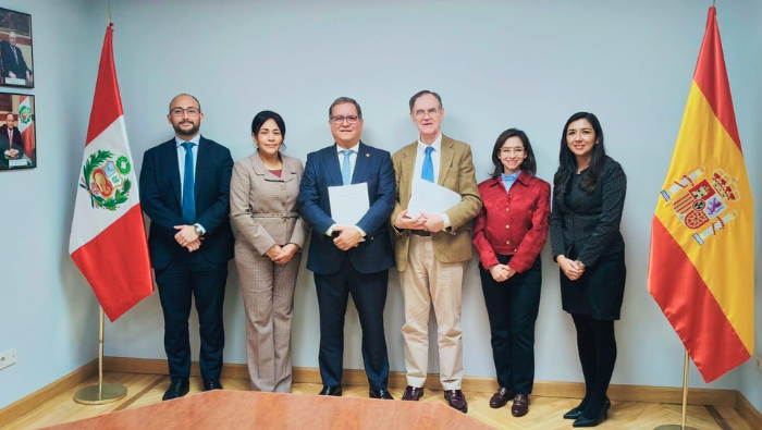 Promueven acceso a la educación formal de peruanos residentes en España