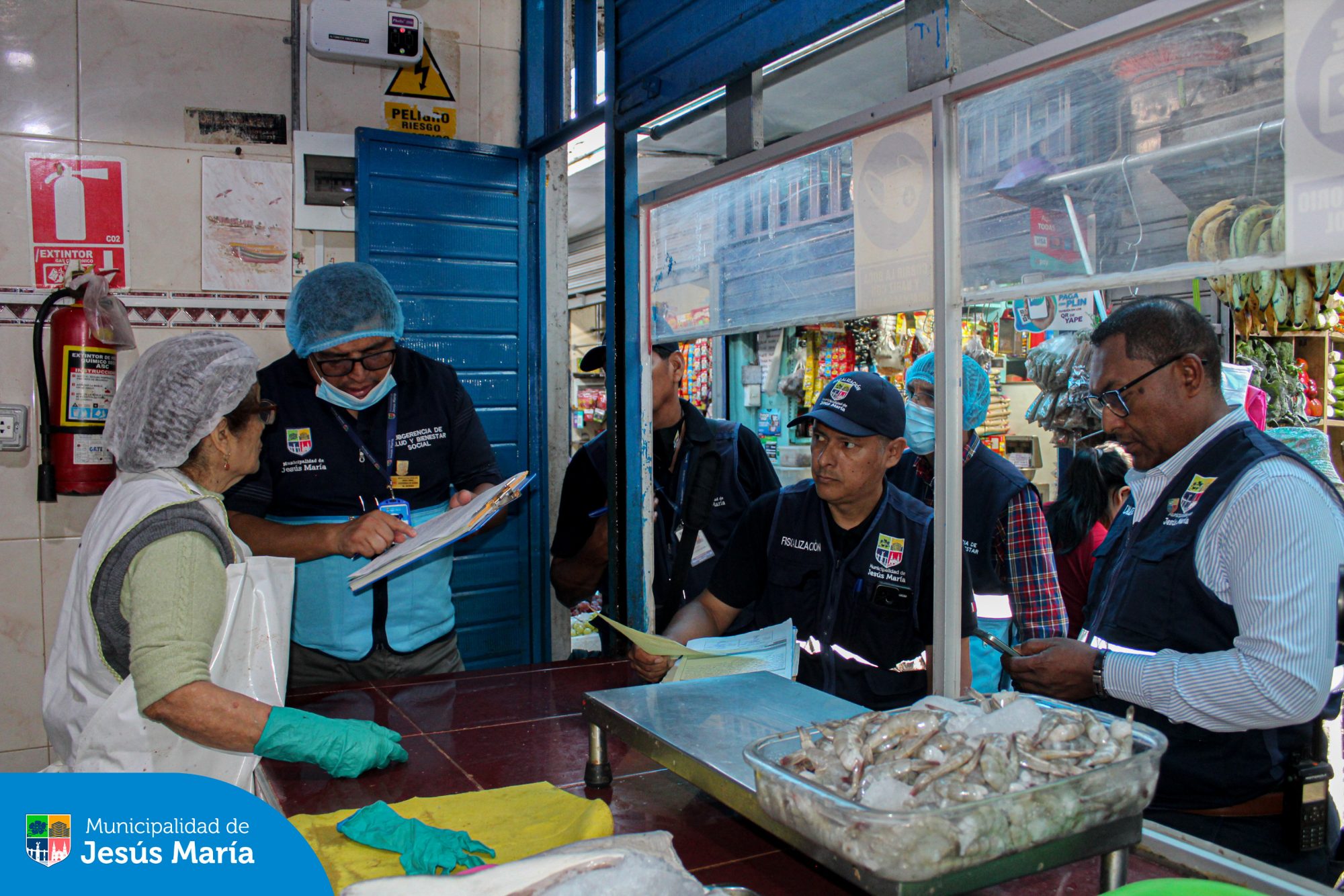 Realizamos un operativo inopinado en los puestos de venta de pescado y mariscos del Mercado Huiracocha así como restaurantes marinos, con el objetivo de verificar que se cumplan todos los protocolos de bioseguridad y condiciones de salubridad.
Ambientes limpios, productos frescos y atención responsable son clave para garantizar alimentos seguros para nuestros vecinos. 🧼🐟
Seguimos trabajando por una alimentación saludable y segura para todos.