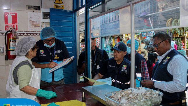 Realizamos un operativo inopinado en los puestos de venta de pescado y mariscos del Mercado Huiracocha así como restaurantes marinos, con el objetivo de verificar que se cumplan todos los protocolos de bioseguridad y condiciones de salubridad.
Ambientes limpios, productos frescos y atención responsable son clave para garantizar alimentos seguros para nuestros vecinos. 🧼🐟
Seguimos trabajando por una alimentación saludable y segura para todos.