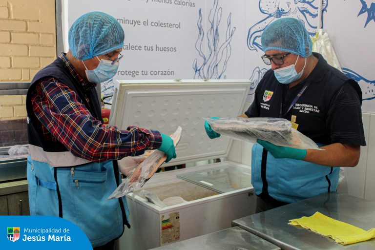 Realizamos un operativo inopinado en los puestos de venta de pescado y mariscos del Mercado Huiracocha así como restaurantes marinos, con el objetivo de verificar que se cumplan todos los protocolos de bioseguridad y condiciones de salubridad.
Ambientes limpios, productos frescos y atención responsable son clave para garantizar alimentos seguros para nuestros vecinos. 🧼🐟
Seguimos trabajando por una alimentación saludable y segura para todos.