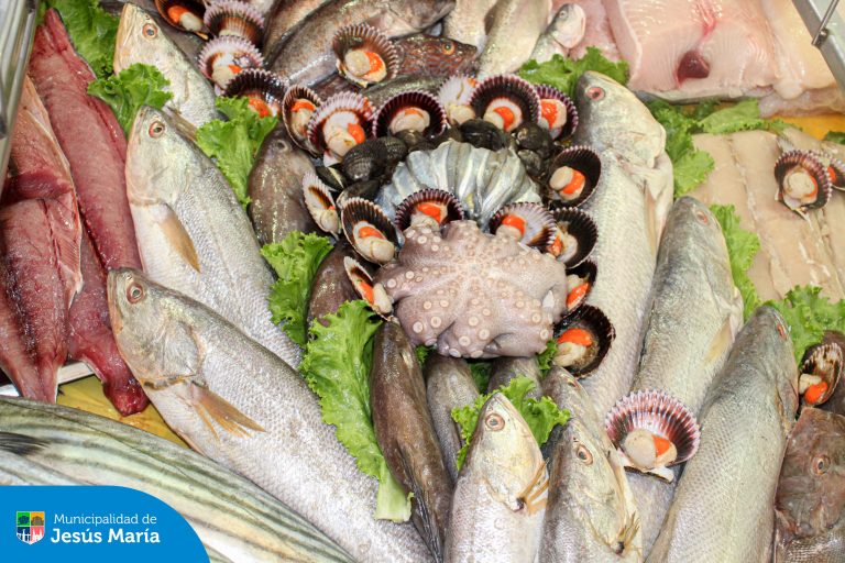 Realizamos un operativo inopinado en los puestos de venta de pescado y mariscos del Mercado Huiracocha así como restaurantes marinos, con el objetivo de verificar que se cumplan todos los protocolos de bioseguridad y condiciones de salubridad.
Ambientes limpios, productos frescos y atención responsable son clave para garantizar alimentos seguros para nuestros vecinos. 🧼🐟
Seguimos trabajando por una alimentación saludable y segura para todos.