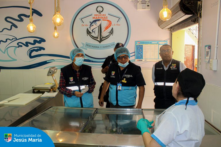 Realizamos un operativo inopinado en los puestos de venta de pescado y mariscos del Mercado Huiracocha así como restaurantes marinos, con el objetivo de verificar que se cumplan todos los protocolos de bioseguridad y condiciones de salubridad.
Ambientes limpios, productos frescos y atención responsable son clave para garantizar alimentos seguros para nuestros vecinos. 🧼🐟
Seguimos trabajando por una alimentación saludable y segura para todos.