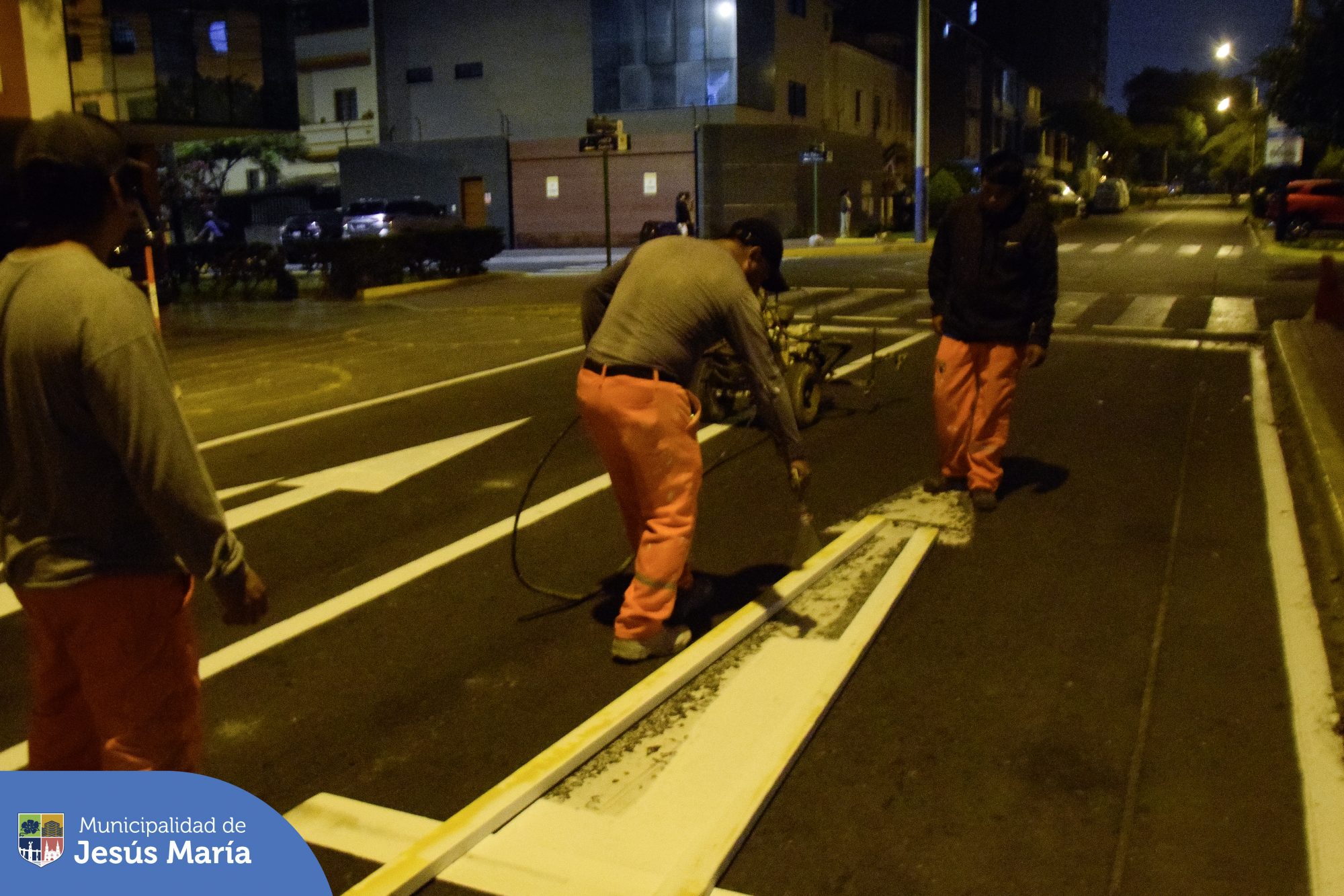 Para garantizar que nuestras calles y avenidas estén en óptimas condiciones para el tránsito de todos los vecinos y visitantes 🚶♂️🚗, nuestro equipo del Comando Ornato continúa realizando labores nocturnas. 🌃
En esta oportunidad, se realizó el pintado de la señalización horizontal en el cruce de Jr. Horacio Urteaga con Talara. ⚠️🎨
🙏🏻 Agradecemos tu comprensión y colaboración mientras trabajamos por un Jesús María más seguro y ordenado.