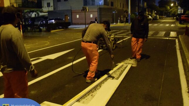 Para garantizar que nuestras calles y avenidas estén en óptimas condiciones para el tránsito de todos los vecinos y visitantes 🚶‍♂️🚗, nuestro equipo del Comando Ornato continúa realizando labores nocturnas. 🌃
En esta oportunidad, se realizó el pintado de la señalización horizontal en el cruce de Jr. Horacio Urteaga con Talara. ⚠️🎨
🙏🏻 Agradecemos tu comprensión y colaboración mientras trabajamos por un Jesús María más seguro y ordenado.