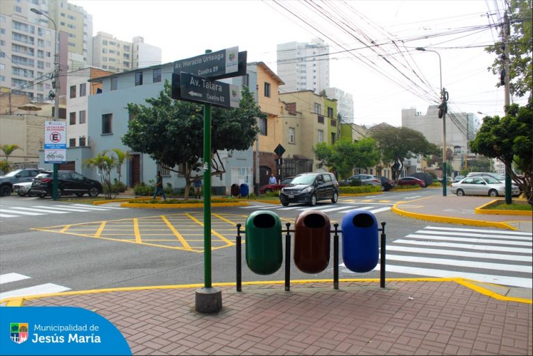 Para garantizar que nuestras calles y avenidas estén en óptimas condiciones para el tránsito de todos los vecinos y visitantes 🚶♂️🚗, nuestro equipo del Comando Ornato continúa realizando labores nocturnas. 🌃
En esta oportunidad, se realizó el pintado de la señalización horizontal en el cruce de Jr. Horacio Urteaga con Talara. ⚠️🎨
🙏🏻 Agradecemos tu comprensión y colaboración mientras trabajamos por un Jesús María más seguro y ordenado.
