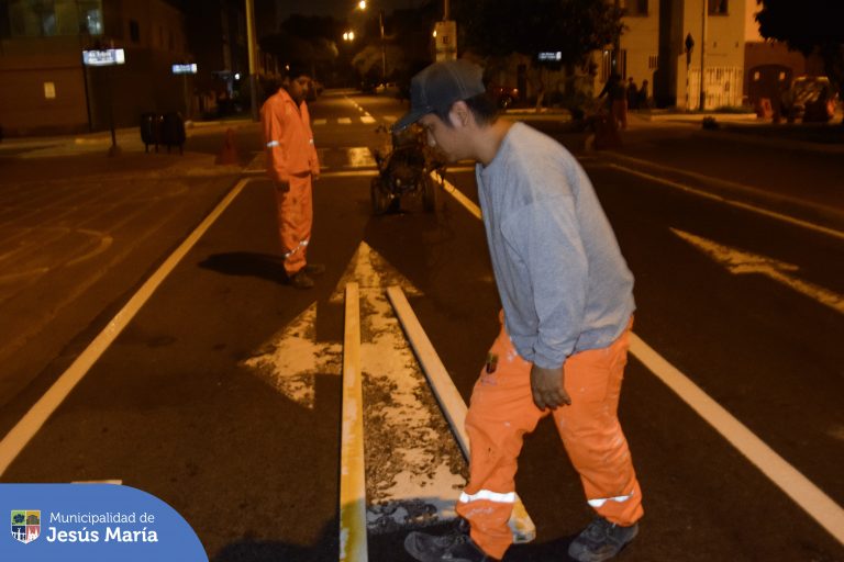 Para garantizar que nuestras calles y avenidas estén en óptimas condiciones para el tránsito de todos los vecinos y visitantes 🚶♂️🚗, nuestro equipo del Comando Ornato continúa realizando labores nocturnas. 🌃
En esta oportunidad, se realizó el pintado de la señalización horizontal en el cruce de Jr. Horacio Urteaga con Talara. ⚠️🎨
🙏🏻 Agradecemos tu comprensión y colaboración mientras trabajamos por un Jesús María más seguro y ordenado.