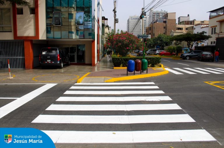 Para garantizar que nuestras calles y avenidas estén en óptimas condiciones para el tránsito de todos los vecinos y visitantes 🚶♂️🚗, nuestro equipo del Comando Ornato continúa realizando labores nocturnas. 🌃
En esta oportunidad, se realizó el pintado de la señalización horizontal en el cruce de Jr. Horacio Urteaga con Talara. ⚠️🎨
🙏🏻 Agradecemos tu comprensión y colaboración mientras trabajamos por un Jesús María más seguro y ordenado.