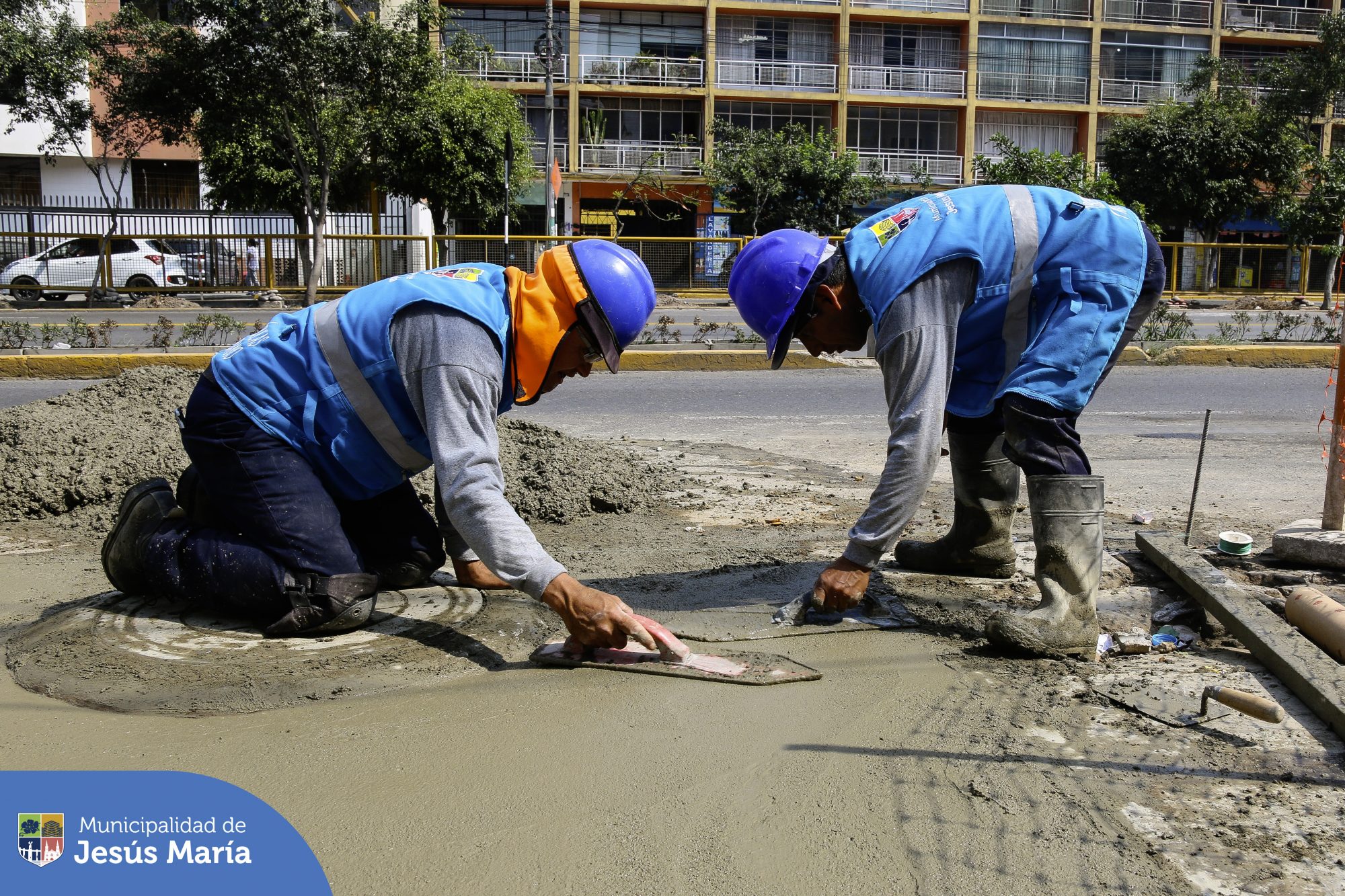 Continuamos con los trabajos de mantenimiento y mejora de las veredas y retiros municipales en la avenida Brasil, como parte de nuestro compromiso con el cuidado del ornato y la seguridad peatonal. 🚶♂️🚶♀️
Seguiremos trabajando por un distrito más accesible, limpio y seguro para todos.
