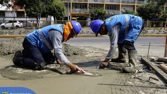 Continuamos con los trabajos de mantenimiento y mejora de las veredas y retiros municipales en la avenida Brasil, como parte de nuestro compromiso con el cuidado del ornato y la seguridad peatonal. 🚶‍♂️🚶‍♀️
Seguiremos trabajando por un distrito más accesible, limpio y seguro para todos.