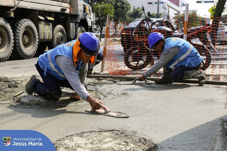 Continuamos con los trabajos de mantenimiento y mejora de las veredas y retiros municipales en la avenida Brasil, como parte de nuestro compromiso con el cuidado del ornato y la seguridad peatonal. 🚶♂️🚶♀️
Seguiremos trabajando por un distrito más accesible, limpio y seguro para todos.