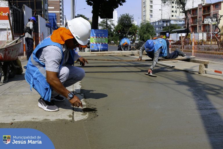 Continuamos con los trabajos de mantenimiento y mejora de las veredas y retiros municipales en la avenida Brasil, como parte de nuestro compromiso con el cuidado del ornato y la seguridad peatonal. 🚶♂️🚶♀️
Seguiremos trabajando por un distrito más accesible, limpio y seguro para todos.