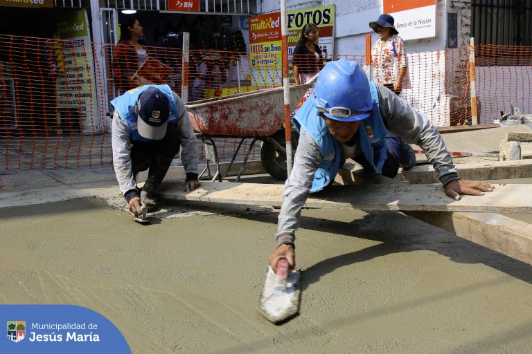 Continuamos con los trabajos de mantenimiento y mejora de las veredas y retiros municipales en la avenida Brasil, como parte de nuestro compromiso con el cuidado del ornato y la seguridad peatonal. 🚶♂️🚶♀️
Seguiremos trabajando por un distrito más accesible, limpio y seguro para todos.